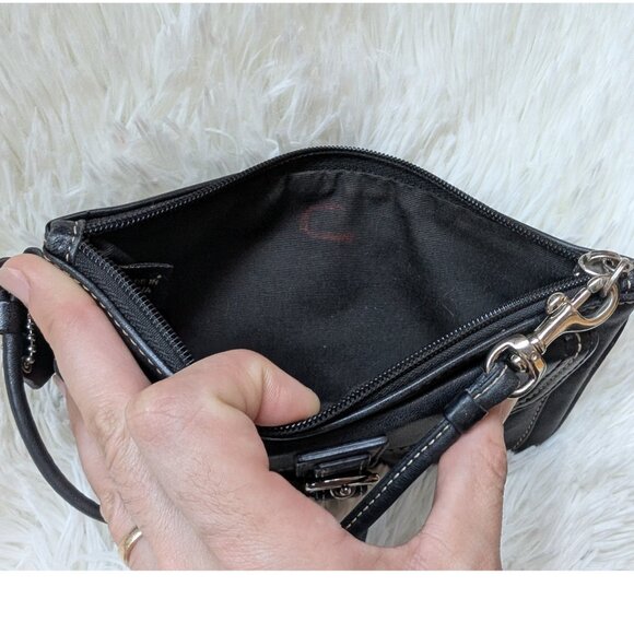 Coach, Large Hampton Black Buckle Leather Wristlet, Vintage - Picture 8 of 11